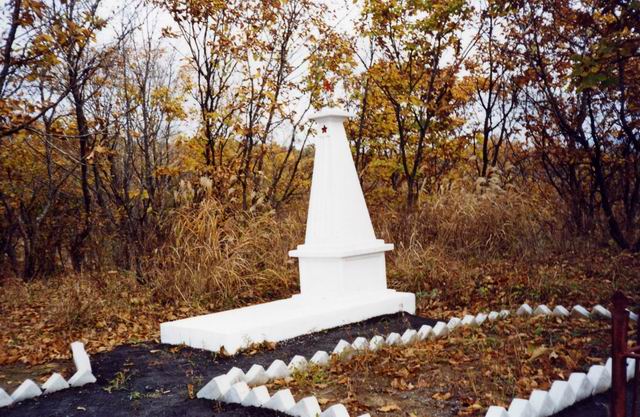 Комплекс двух воинских захоронений (безымянное воинское захоронение 1938 г. и могила А.В. Скороходова, погибшего при исполнении служебных обязанностей в 1951г.)