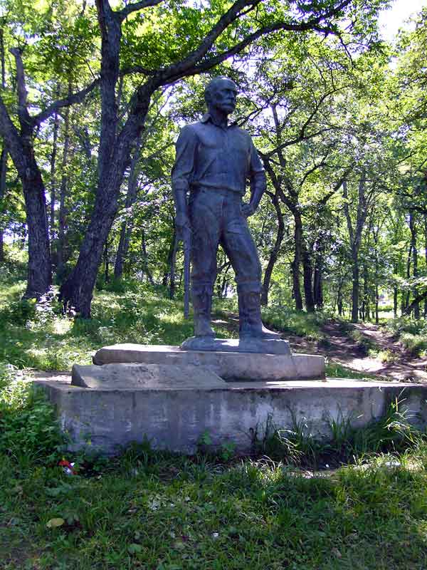Памятник М. И. Янковскому. с. Безверхово