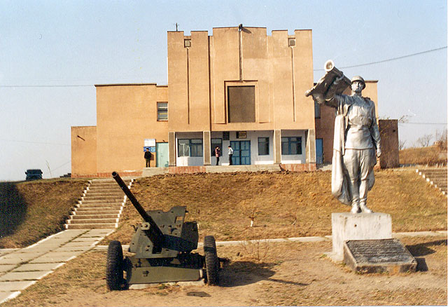 Мемориальная 45-мм пушка образца 1944 г. и скульптурный монумент боец в плащ-палатке с горном 