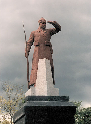 Памятник пограничнику (воин в шинели в буденовке с винтовкой) 1939 г. Пос. Краскино