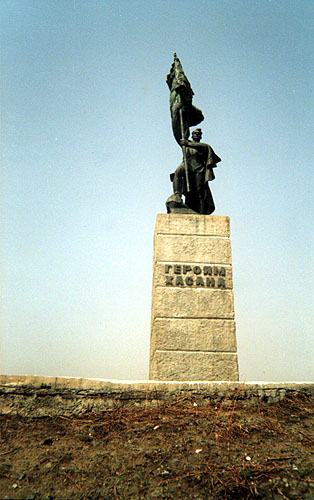Памятник Героям Хасана, установлен в 1968, п. Краскино, вершина сопки Крестовая. 