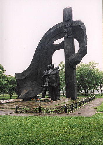 Мемориал "Память" 1938г., 1941г., 1945г. п. Славянка, центральная площадь.