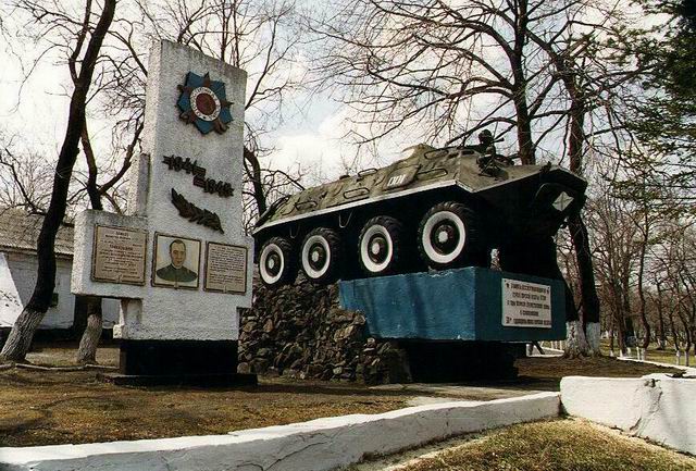 Памятник в честь 30-летия полка морской пехоты 