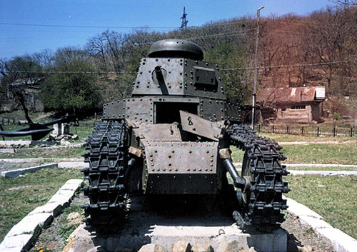 Танк МС-1(Т-18) у здания музея п.Посьет