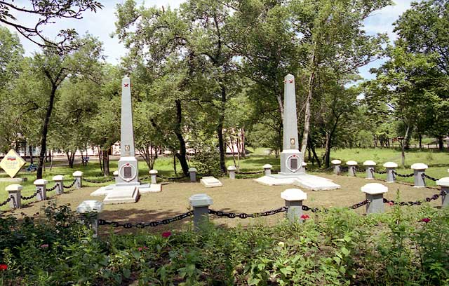 Мемориальный комплекс из 3-х могил и 2-х памятников, похоронены комиссар Пожарский, лейтенант Краскин и участники Хунчуньского боя 25.03.1936 г.