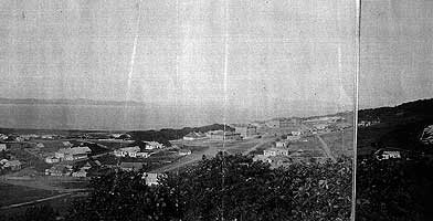 Панорама Посьета. 1900 г. Справа, на склоне горы, виден край российского герба