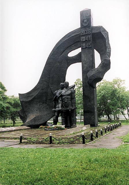 Центральная площадь. Памятник героям Хасана.