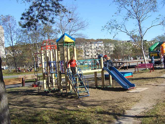 Детская площадка на центральной площади Славянки