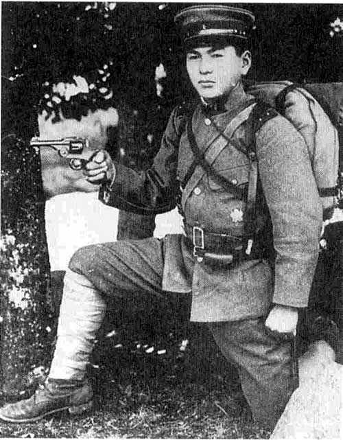 Японский офицер с револьвером Тип 26